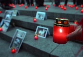 Фотографии животных возле зажженных свечей