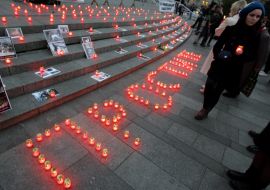 Фотографии животных возле зажженных свечей