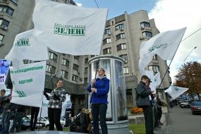 Flags with symbolics of ”Zeleni” party
