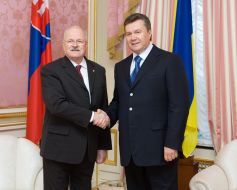 Ivan Gasparovic and Viktor Yanukovych