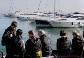 Підлітки на набережній