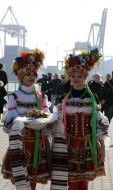 Дівчата в українських національних костюмах