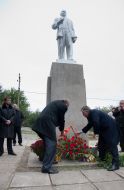 Petr Simonenko lays flowers at the monument to V. Lenin