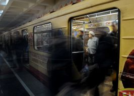 Пасажири виходять з потягу