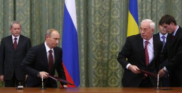 Nikolay Azarov and Vladimir Putin