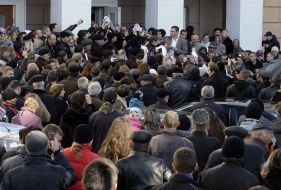 Vitaliy Klichko signing autographs