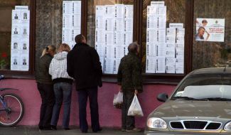 Passers-by learn the lists with deputies candidates