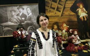 Inna Ivasyuk near puppets magodz