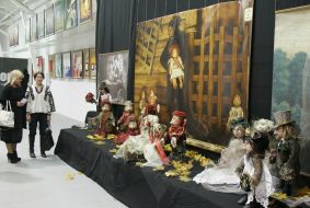 Inna Ivasyuk near puppets magodz