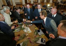 Alexandr Popov congratulates the metro workers