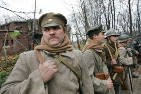 Участники военно-исторической реконструкции