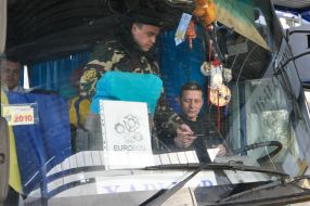 Прикордонник перевіряє документи