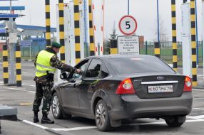 Прикордонник перевіряє документи