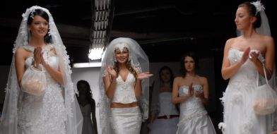 Модели демонстрируют свадебные платья