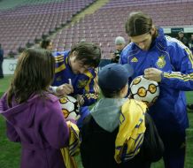 Artyom Milevskiy and Dmitriy Chigrinskiy distribute avtorgraf children