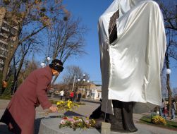Covered with a cloth monument Vasiliy Simonenko