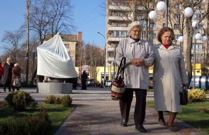 Covered with a cloth monument Vasiliy Simonenko