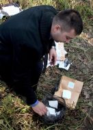 Співробітник УСБУ демонструє кокаїн