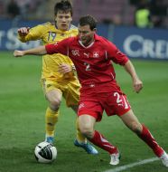 Yevgeniy Konoplyanka and Stephan Lichtsteiner