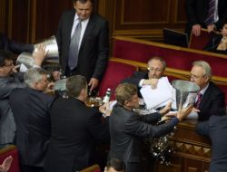 Deputies from BYUT pour out coins in the government’s lodge