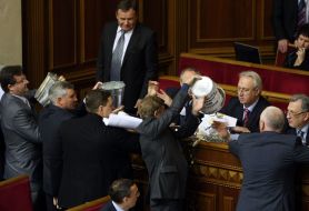 Yuliya Timoshenko’s Block deputies throw out coins to the government lodge