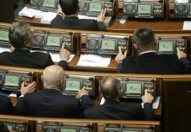 Народные депутаты голосуют
