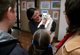 Женщина демонстрирует своего кота