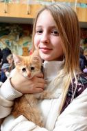 Девочка держит котенка
