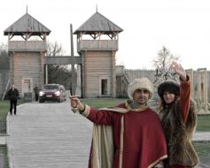 Молода людина в костюмі лицаря