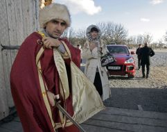 Молода людина в костюмі лицаря