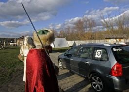 Молода людина в костюмі лицаря