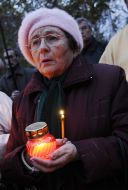 Женщина держит свечу