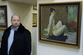 Відвідувач передаукціонної виставки