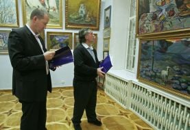 Відвідувачі передаукціонної виставки