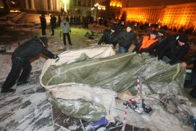 Демонтаж палаточного городка на Майдане Незалежности