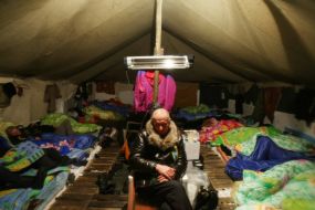 Участники акции протеста спят в палатке