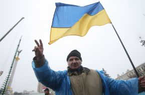 Пожилой мужчина с флагом Украины