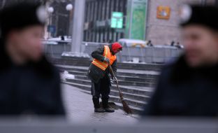 Работница коммунальной службы