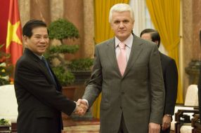 Vladimir Litvin and Nguyen Minh Triet