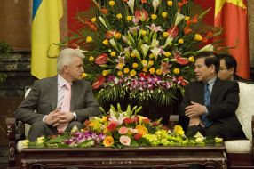 Vladimir Litvin and Nguyen Minh Triet