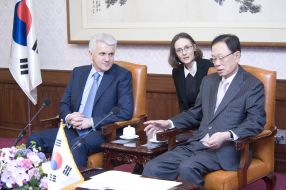 Vladimir Litvin and Pak Hi Te