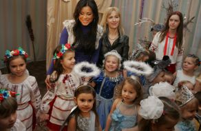 Ani Lorak, Tatiana Kardanova and children are photographed on the memory