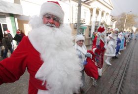 Round dance with participation the Grandfathers Frosts and snow Maidens