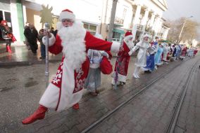 Round dance with participation the Grandfathers Frosts and snow Maidens