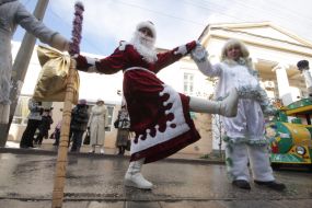 Round dance with participation the Grandfathers Frosts and snow Maidens