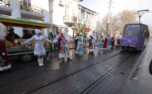 Round dance with participation the Grandfathers Frosts and snow Maidens