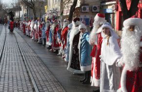 Round dance with participation the Grandfathers Frosts and snow Maidens