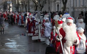 Round dance with participation the Grandfathers Frosts and snow Maidens