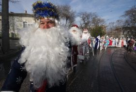Round dance with participation the Grandfathers Frosts and snow Maidens