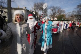 Round dance with participation the Grandfathers Frosts and snow Maidens